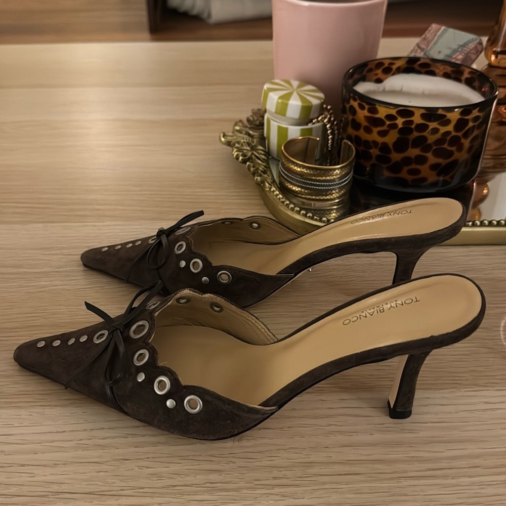 SHAE SUEDE TONY BIANCO kitten heels